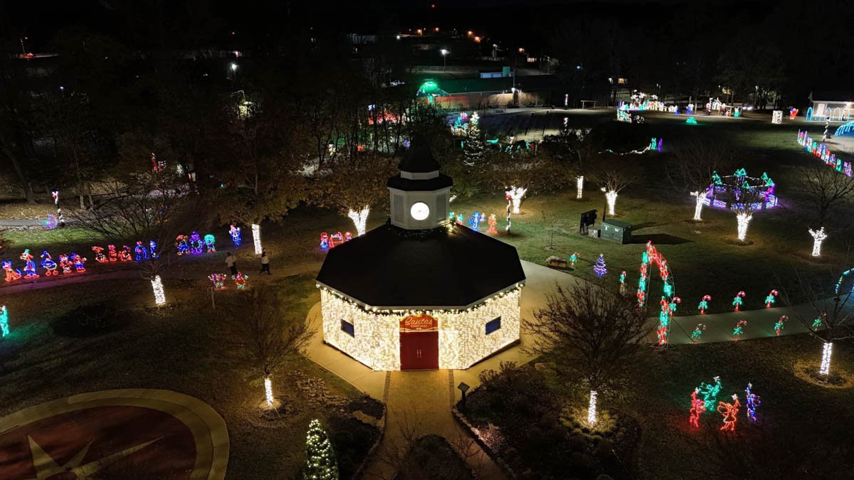 This Small Town’s Magical Christmas Puts Big Cities to Shame.